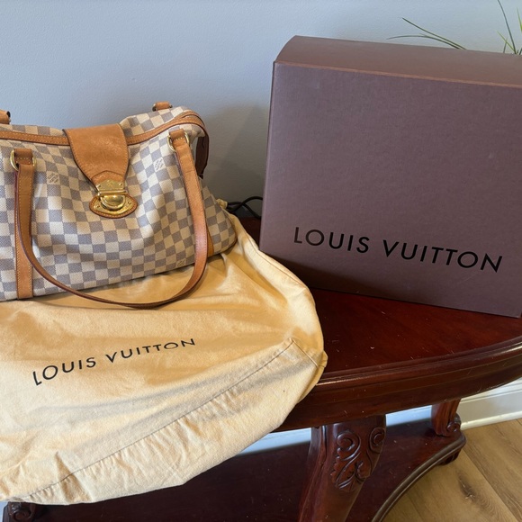 100% authentic LV bag with box - Picture 2 of 5